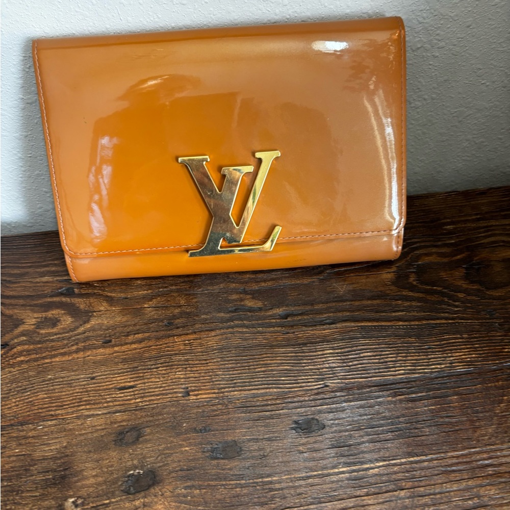 Louis Vuitton Vernis Clutch Carmel color